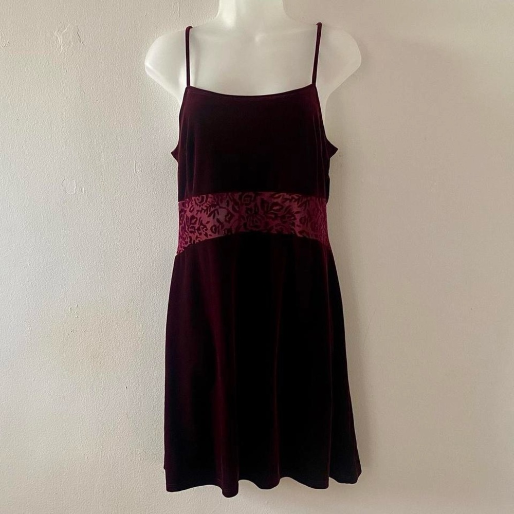VINTAGE 90s BURGUNDY VELVET COCKTAIL DRESS W/ LACE DETAIL